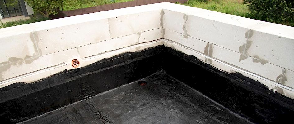 Teras su yalıtımı uygulaması yapılır siyah zemin olan çatının duvarlarına