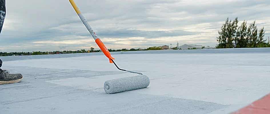 Teras su yalıtımı uygulaması yapılır elinde fırça olan adam tarafından.