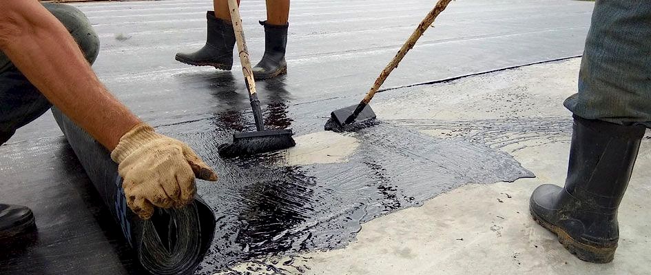 Teras su yalıtımı uygulaması yapılır çatıda ki adamlar tarafından.