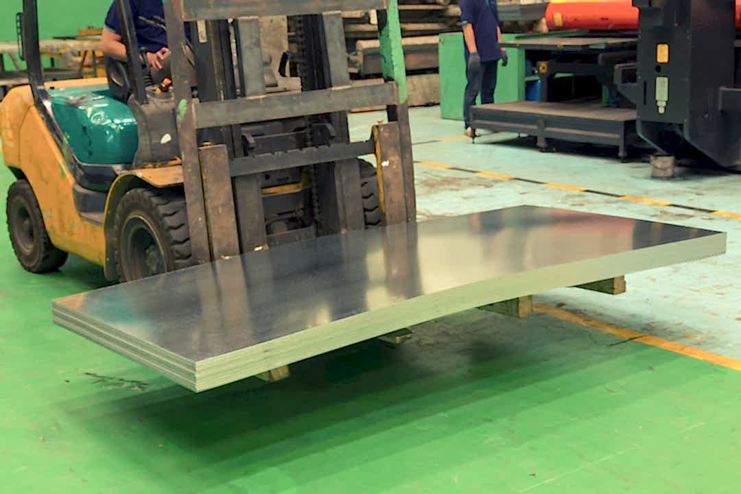 Fabrika ortamında forklift trafiğine uygun endüstriyel zemin kaplama seçimini gösteren üretim alanı